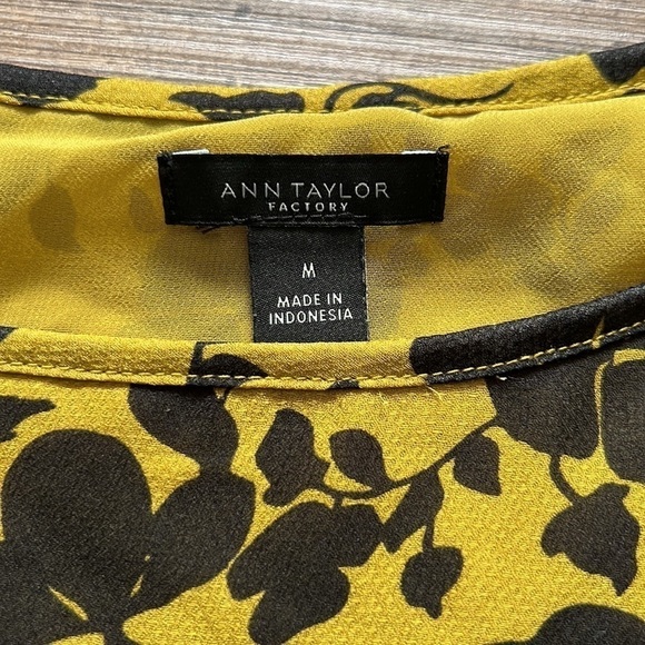 ANN TAYLOR Factory Lined Peplum Floral Blouse—SZ. Med Cap Sleeve - Picture 4 of 7
